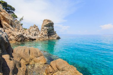 manzaralı kayalar oluşumları ve güzel deniz manzaraları yaz günü 