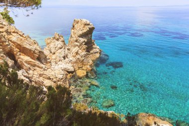 manzaralı kayalar oluşumları ve güzel deniz manzaraları yaz günü 