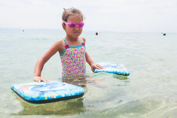 Yüzme gözlüklü küçük kız yaz tatili boyunca yüzmeye hazır.