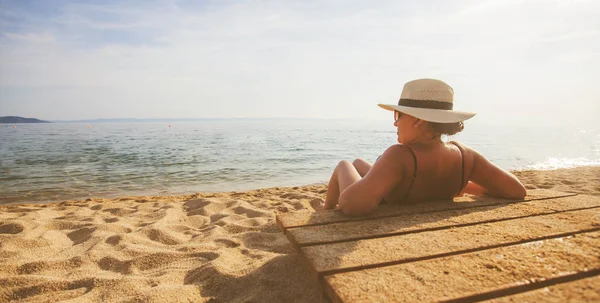 Mujer con sombrero disfrutar de vacaciones de verano en la playa de arena — Foto de Stock