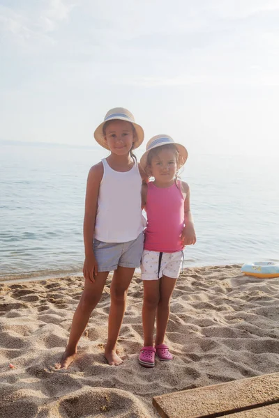 快乐的儿童在沙滩上 — 图库照片
