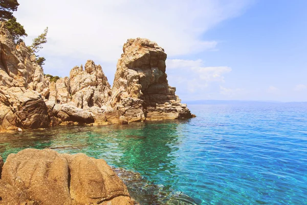 manzaralı kayalar oluşumları ve güzel deniz manzaraları yaz günü 