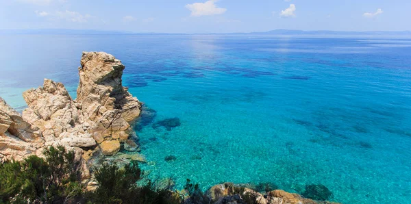 manzaralı kayalar oluşumları ve güzel deniz manzaraları yaz günü 