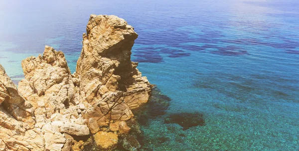 Formaciones rocosas escénicas y hermosos paisajes marinos en el día de verano — Foto de Stock