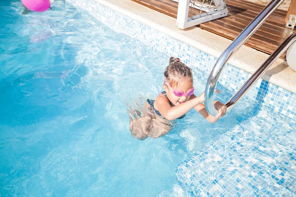 Meisje heeft plezier bij het buitenzwembad op zomerdag — Stockfoto