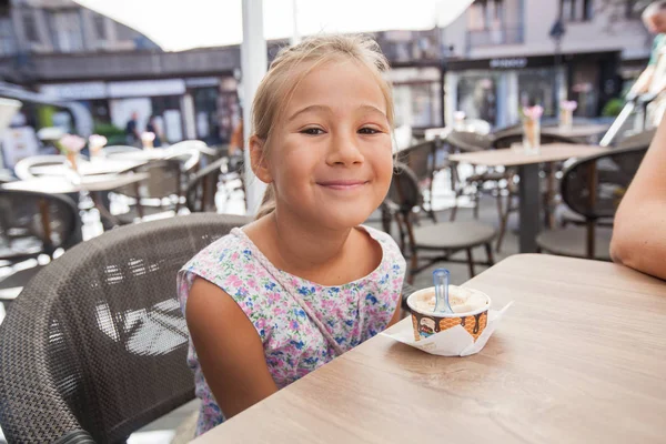 Ładniutka trochę dziewczyna jedzenie lody lody na wolnym powietrzu Cafe — Zdjęcie stockowe