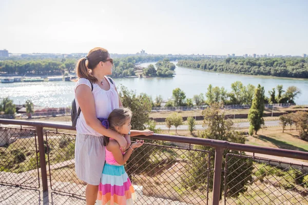 Moeder en meisje genieten van een mooi uitzicht op de samenvloeiing van de Sava en de Donau bij Belgrado — Stockfoto