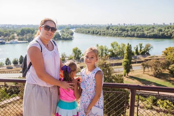 Portret szczęśliwej rodziny w parku — Zdjęcie stockowe