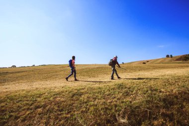 Sırt çantalı insanlar doğa yürüyüşü yapıyorlar.