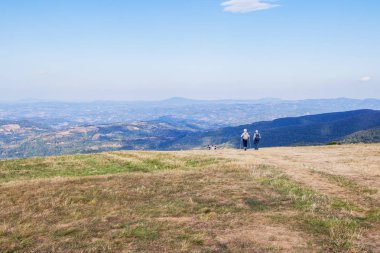 Güzel dağlarda yürüyen yaşlı yürüyüşçüler. 