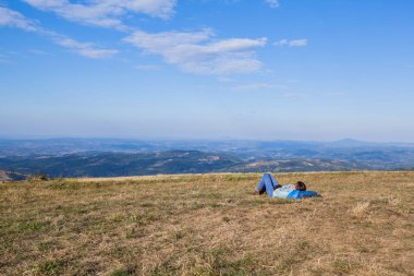 Yürüyüş sonrası dinlenen yürüyüşçü kadın.
