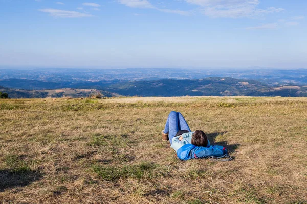 Caminante mujer relajante después de caminar — Foto de Stock