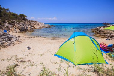 Yalnız kum plajda yaz tatili kamp