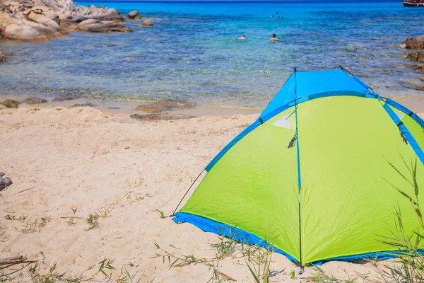 Nyaralás kempingben magányos homokos strandon — Stock Fotó