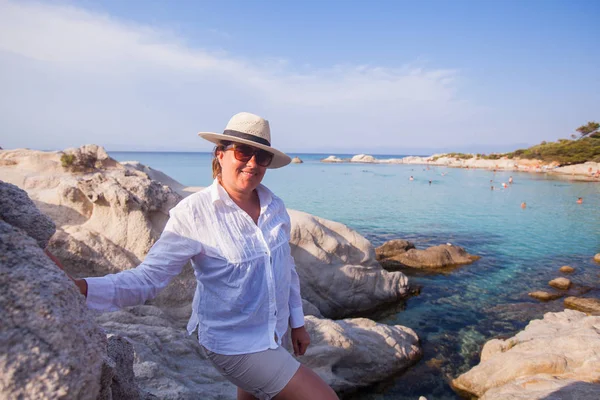 Zomer portret gelukkig vrouw — Stockfoto