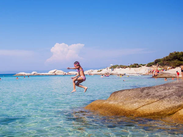 Kind springen in de zee — Stockfoto