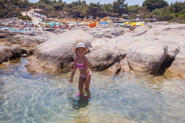 Bonne petite fille aux vacances d'été Fun dans la mer — Photo