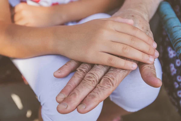 Mani anziane e bambino — Foto Stock