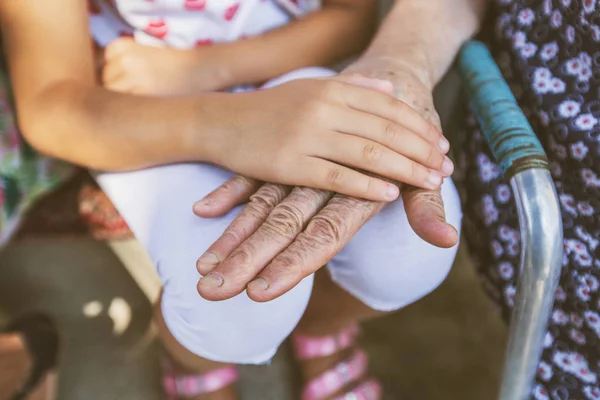 Oudere en kinderhanden — Stockfoto