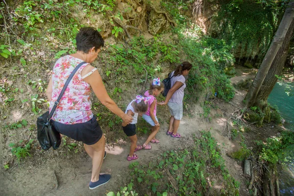 Familie avontuur in de natuur — Stockfoto