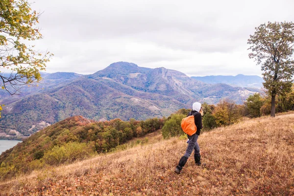 Estilo de vida saludable Senderismo en la naturaleza — Foto de Stock