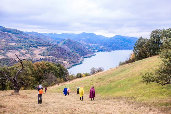 Landschap Donau-rivier groep van actieve mensen wandelen — Stockfoto