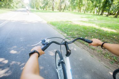Kadın motorcu elleri, bisiklet manzarası. 