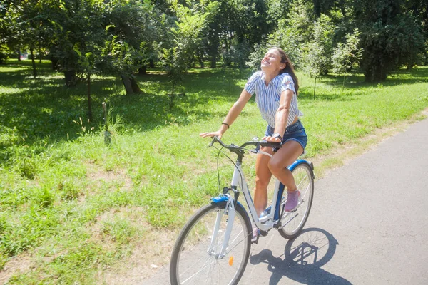 Όμορφη γυναίκα που έχει τη διασκέδαση ιππασία ποδήλατο στη φύση — Φωτογραφία Αρχείου