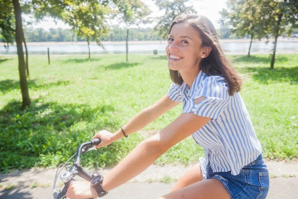 Bella donna avendo divertente equitazione bicicletta in natura — Foto Stock