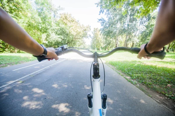 Mãos femininas motociclista, vista do ciclista de bicicleta — Fotografia de Stock