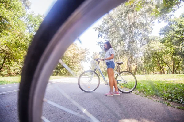 自然の中で自転車に乗って楽しんでいるかわいい女性 — ストック写真