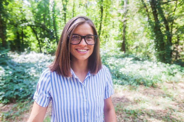 Hermosa Chica Sonriente Con Anteojos Retrato Aire Libre — Foto de Stock