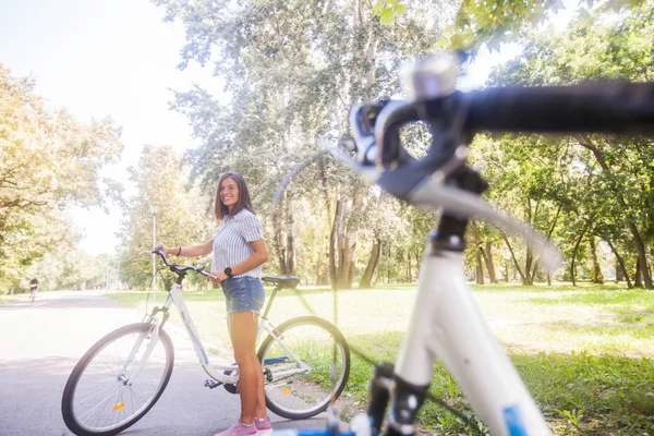 自然の中で自転車に乗って楽しんでいるかわいい女性 — ストック写真