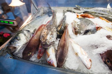 Restoranda buzda deniz balığı var.