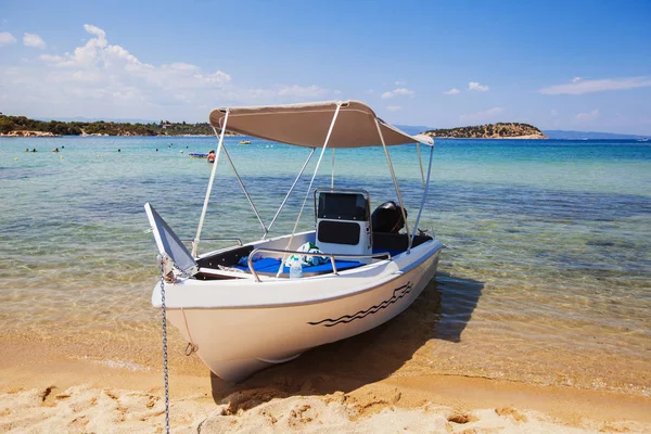 Barco turístico en playa de arena Summer Travel Concept —  Fotos de Stock