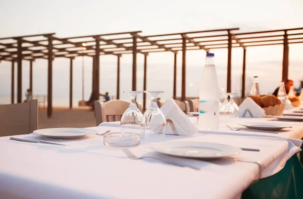 Restauracja Ustawienie stołu na kolację na plaży — Zdjęcie stockowe