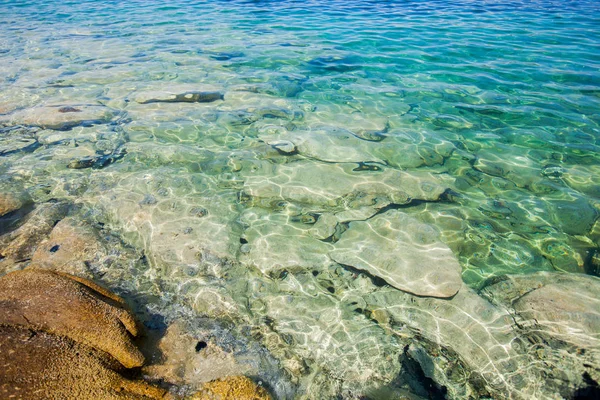 Rocky Beach Landskap Turkos färg hav vatten Grekland — Stockfoto