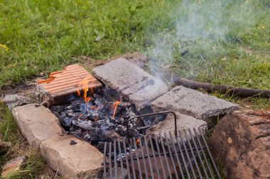 Doğada kamp alanında doğaçlama barbekü için şömine..