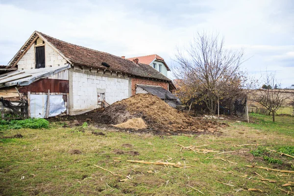 Casa Rurale Fattoria Paesaggio Campagna Villaggio Serbia Giornata Nuvolosa Autunnale — Foto Stock