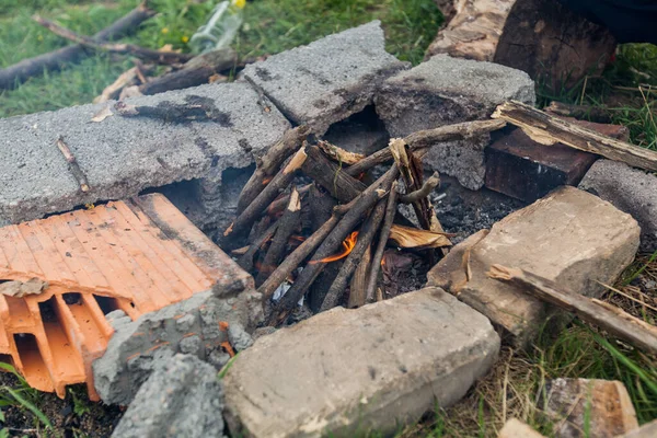 自然の中でキャンプ場で即興バーベキューのための暖炉 — ストック写真