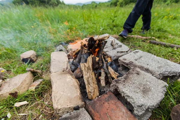 Kominek Improwizowanego Grilla Kempingu Naturze — Zdjęcie stockowe