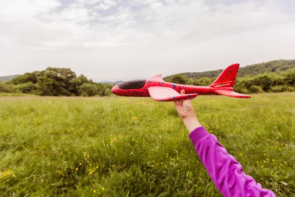 Kind Hat Spaß Mit Flugzeugspielzeug Auf Frühlingshaften Grünen Wiesen — Stockfoto