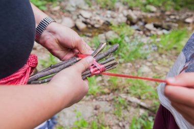 Aile doğada eğlenir.