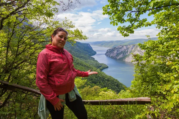 Vrouwelijke Wandelaar Genieten Van Natuur Donau Rivierlandschap Prachtig Uitzicht Vanuit — Stockfoto