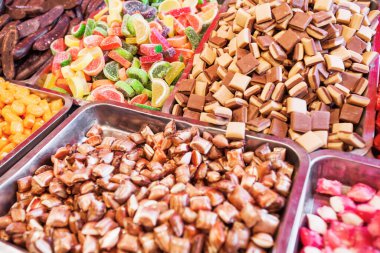 Açık festival pazarlarındaki şekerci dükkanında renkli şekerleme seçimleri