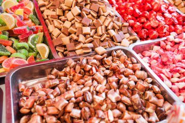 Açık festival pazarlarındaki şekerci dükkanında renkli şekerleme seçimleri