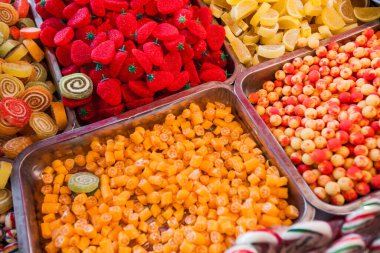 Açık festival pazarlarındaki şekerci dükkanında renkli şekerleme seçimleri