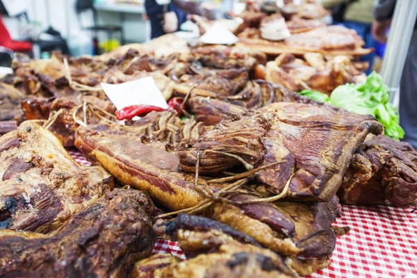 Surtido Jamón Carne Ahumada Venta Alimentos Tradicionales Nacionales Hechos Mano — Foto de Stock