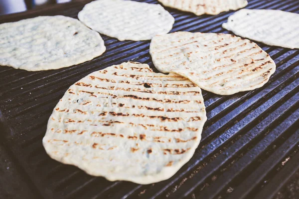 Smaczne Ręcznie Grillowane Tortilla Grillu Ulicy — Zdjęcie stockowe