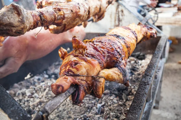 Cerdo Crujiente Parrilla Asador Sobre Carbón Caliente Festival Alimentos — Foto de Stock